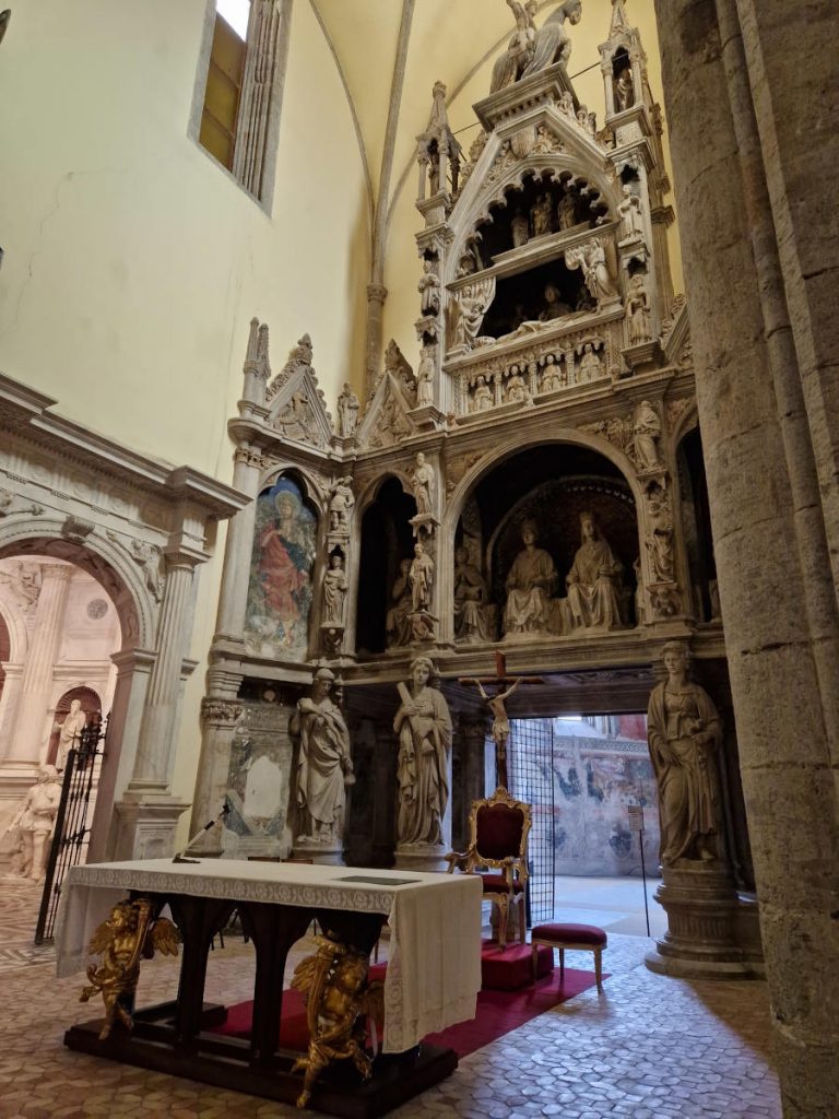 San Giovanni a Carbonara interno